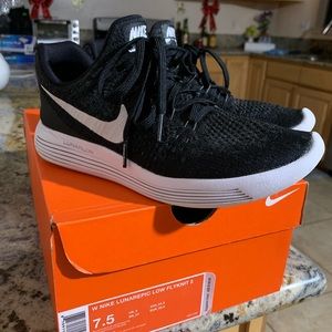 Nike LunarEpic Low Flyknit 2 (Size 7.5 for Women)